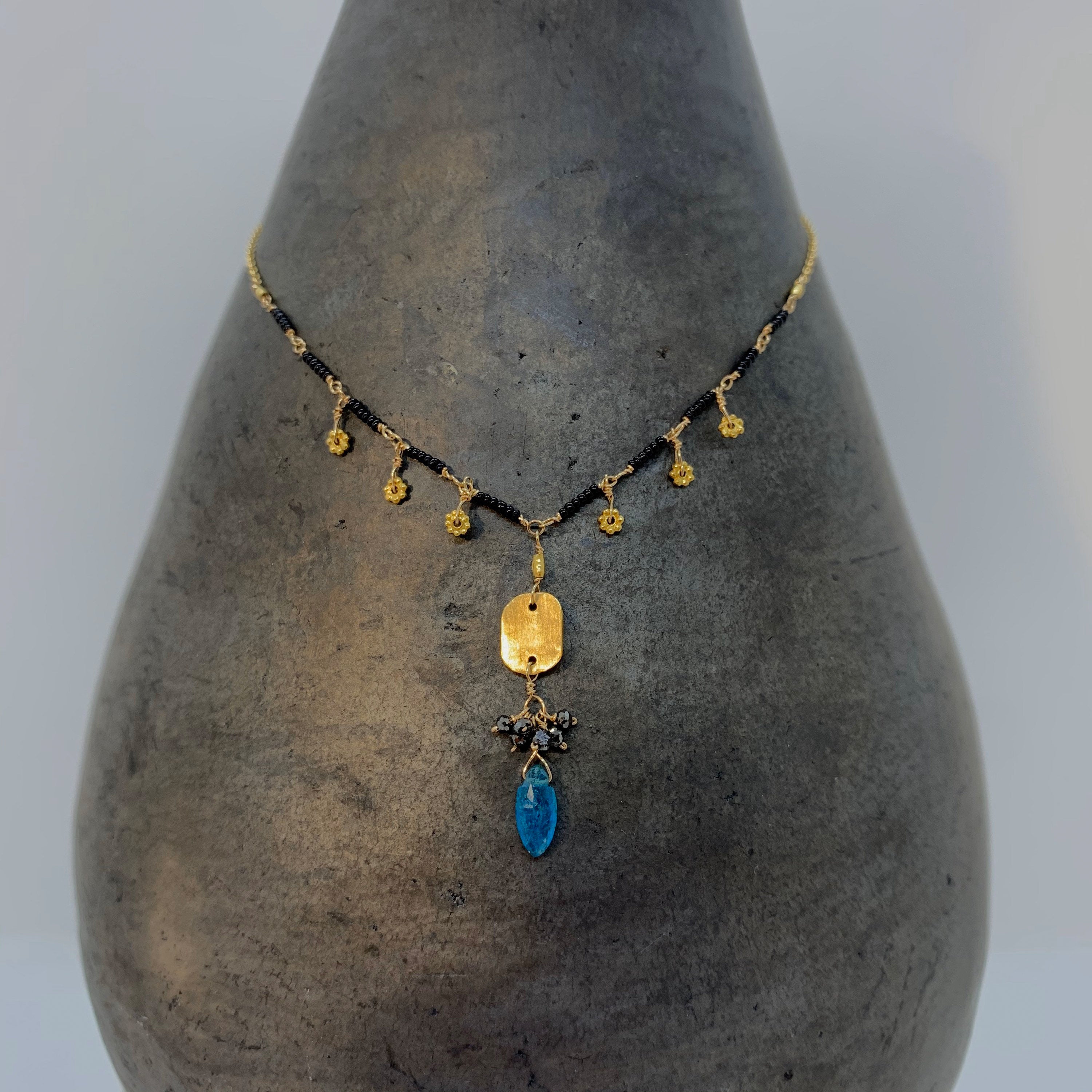 14K GOLD APATITE NECKLACE - 14k Gold Chain Black Diamond Italian Beads Necklace - Daisy Flower Drop Dangle Pendant - Vintage Jewelry